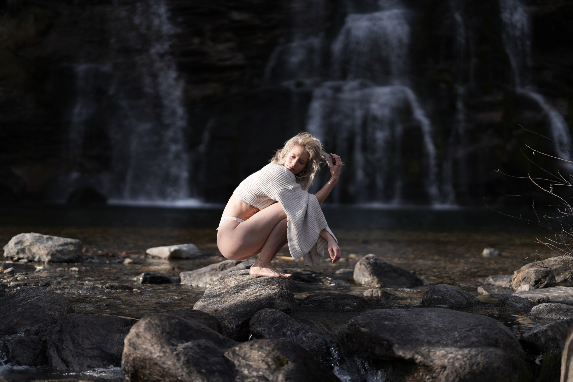 Frau am Wasserfall