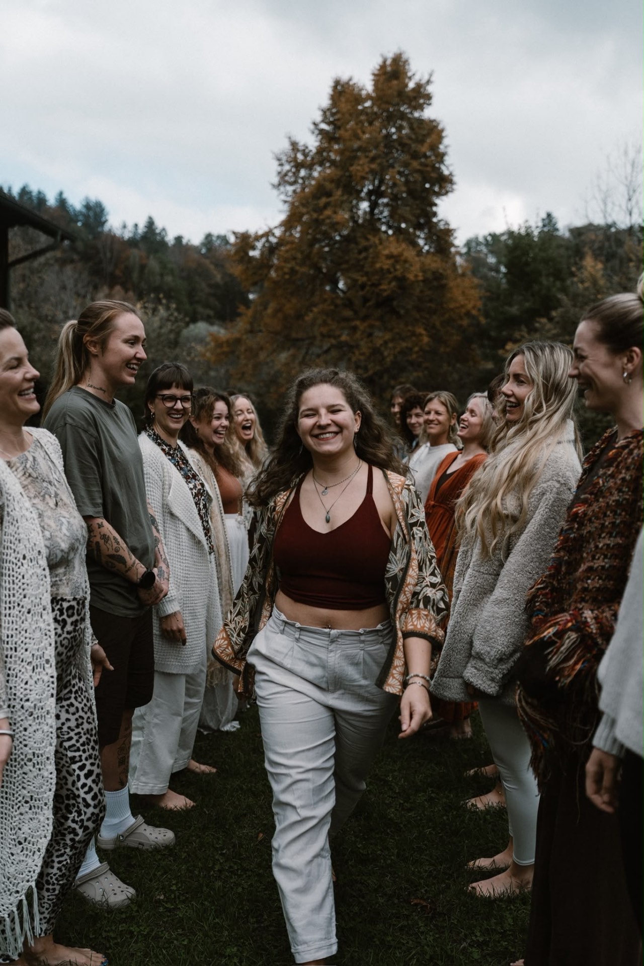 Frauen stehen im Kreis und feiern
